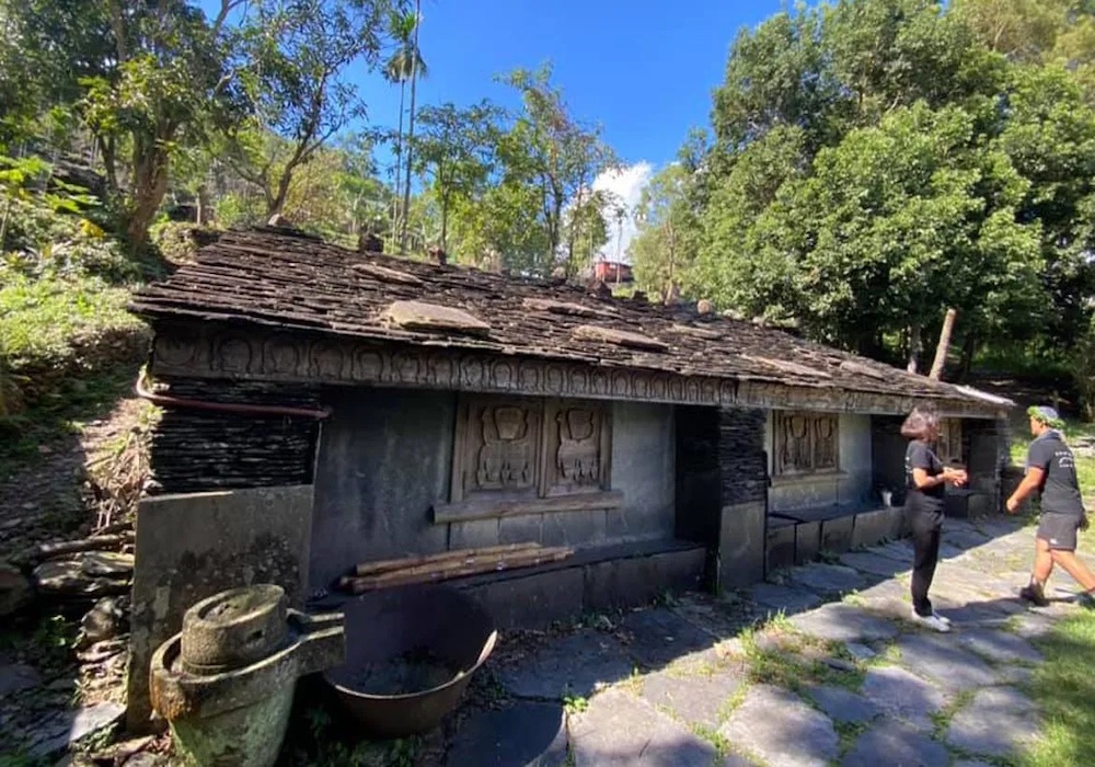 走進排灣族的古老歲月 在屏東舊筏灣的石板屋前眺望北大武山，處處感受部落生活智慧