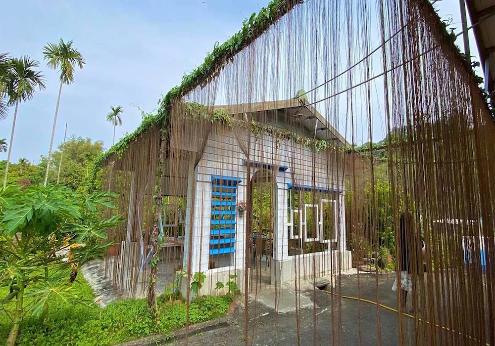 三合院裡飄返鄉咖啡香，到嘉義中埔豆讚咖啡莊園，在涼亭裡喝一杯悠閒美好