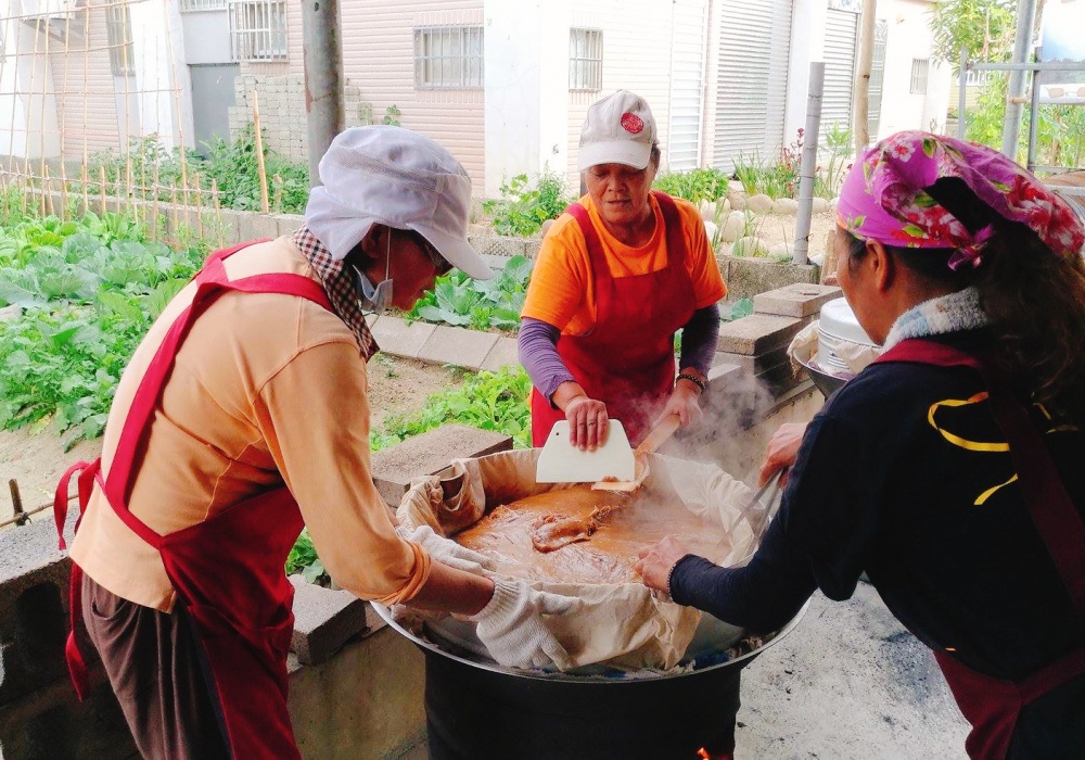 阿嬤ㄟ柴燒年糕　吃甜甜過好年 小林人的童年滋味