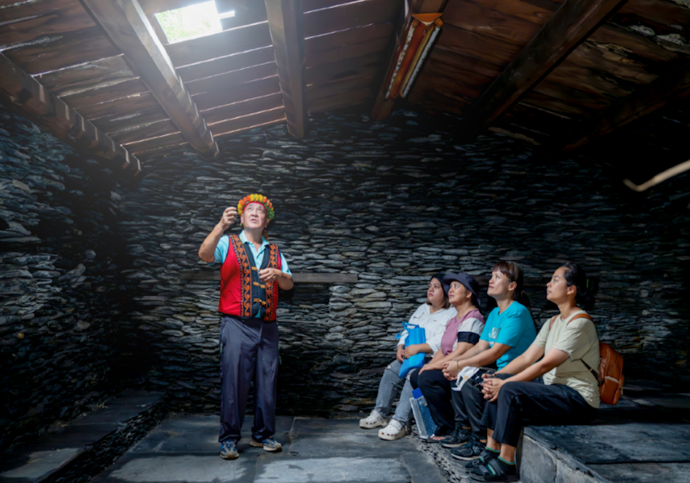探秘岩雕遺址，體驗萬山部落的雙重魅力