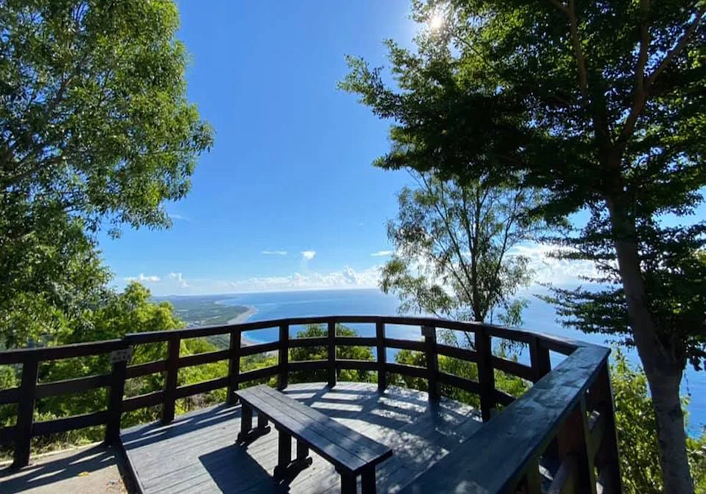 在台東體驗從容自在，踏浪抓浪花蟹、上山摘愛玉，走華源登山步道伴隨藍天藍海