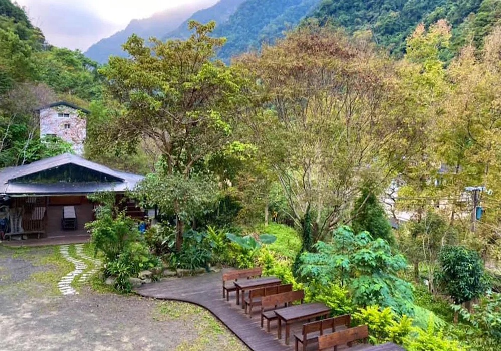 循著苗21線部落旅行，住進層巒疊翠中的石壁彩虹，體驗遠離塵囂的山林智慧