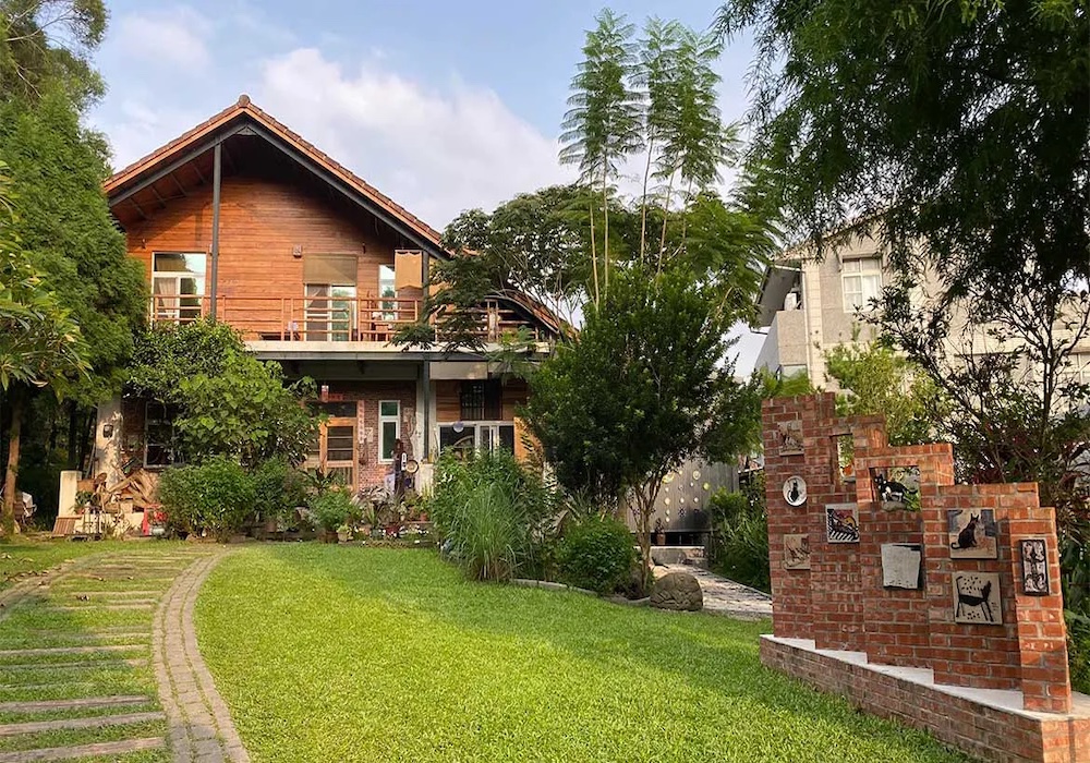 拜訪嘉義中埔「紅瓦貓」，石硦林場感受山林氣息，看見一家人打造藝術田園生活