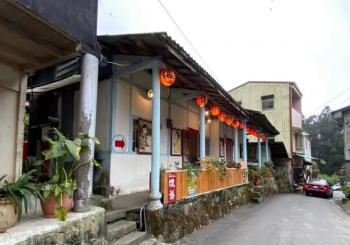 人情味阿里山，在奮起湖吃一份懷舊便當，再往達娜伊谷體驗鄒族嚐自然