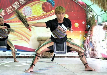 ❤️嘉義❤️ 阿里山二天一夜(上)：逐鹿部落優格哇獅市集，重生部落導覽，金皮雕工作室手工DIY鑰匙圈，深刻的感受到部落的各項文化!!好吃的鄒族風味餐食!!