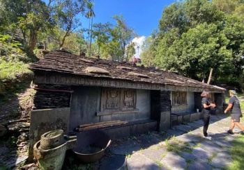 走進排灣族的古老歲月 在屏東舊筏灣的石板屋前眺望北大武山，處處感受部落生活智慧