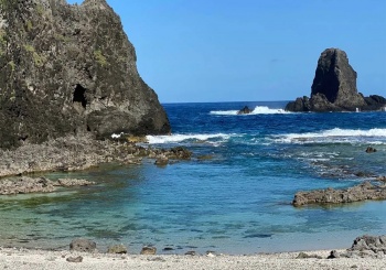 置身綠島人自豪的風景嚐海味，步小長城看日出、在帆船鼻觀星，隨處一角都是美麗故事