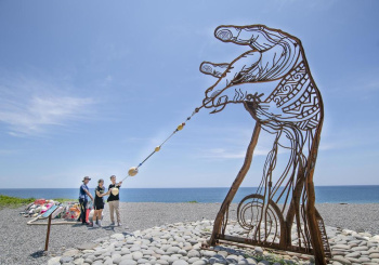 山海之間，貧田中開出花朵