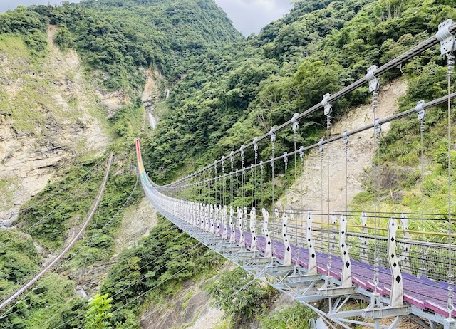 南投布農族部落一日遊-布農溪石彩繪及雙龍瀑布七彩吊橋